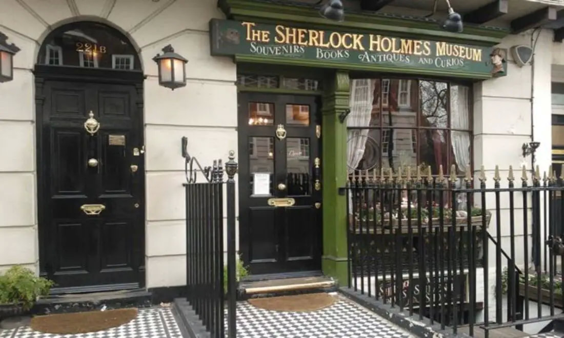Se você é um grande fã do detetive Sherlock Holmes, uma visita ao Sherlock Holmes Museum não deve ser perdida durante as férias da sua cidade em Londres. O pequeno museu é totalmente dedicado a Sherlock Holmes e foi adaptado à época do século XIX. Durante a sua visita ao museu vai mergulhar na era Vitoriana entre 1881 e 1904 e aprender tudo sobre as personagens dos livros do escritor Arthur Conan Doyle.