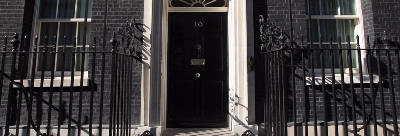 A porta mais fotografada de Londres e o endereço mais famoso da Grã-Bretanha podem ser encontrados no 10 Downing Street