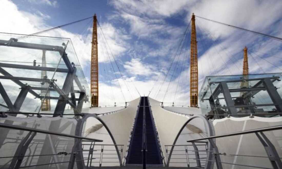 No norte do distrito de Greenwich, às margens do Tamisa, está a O2 Arena, o famoso complexo de eventos com sua grande cúpula branca