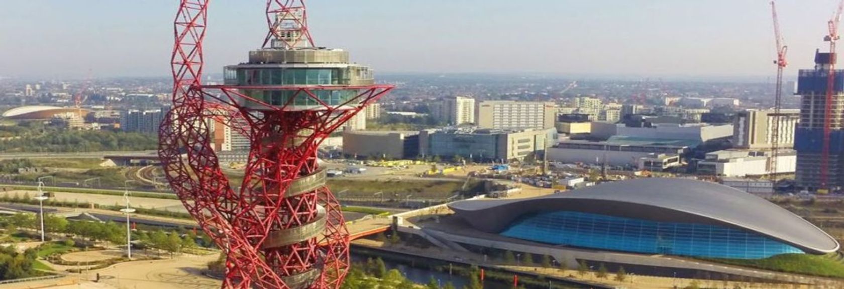 A ArcelorMittal Orbit é uma impressionante torre vermelha no meio do Parque Olímpico de Londres. A torre, que muitas vezes serve como um marco na região, foi oficialmente inaugurada em 11 de maio de 2012 antes do início das Olimpíadas de Verão de 2012 e desde então tem servido como uma torre de vigia onde você pode desfrutar da vista de Londres por uma taxa.