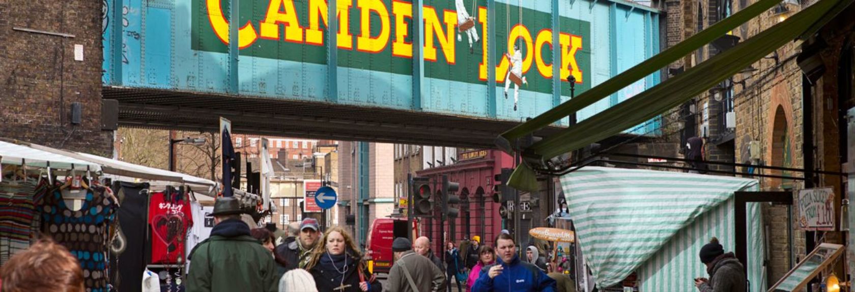 De todos os mercados da cidade de Londres, o Camden Market no bairro de Camden Town é de longe o mais popular. Todos os fins de semana cerca de 100.000 visitantes visitam diariamente os mercados do distrito, o que corresponde a aproximadamente 25 milhões de visitantes por ano. Isso torna o Camden Market uma das maiores atrações de toda Londres.