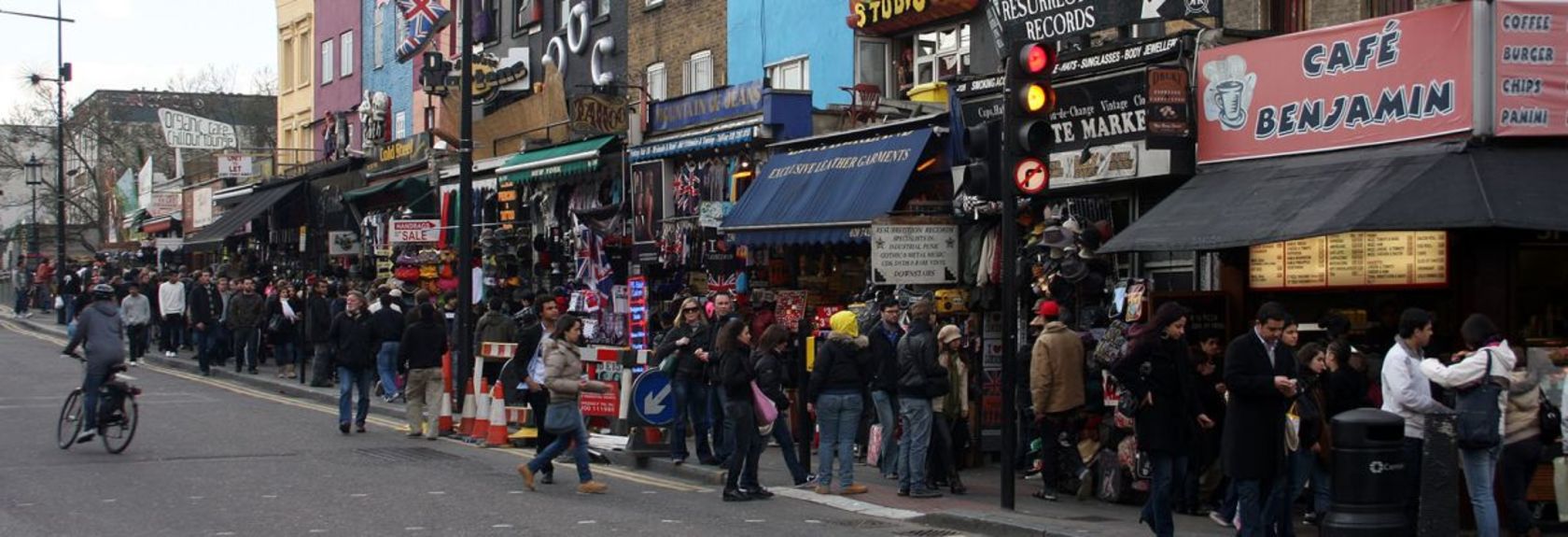 Um bairro popular na área da Grande Londres é Camden Town. Este distrito está localizado ao norte do centro da cidade e deve sua popularidade principalmente ao Camden Market que é organizado aqui todos os fins de semana
