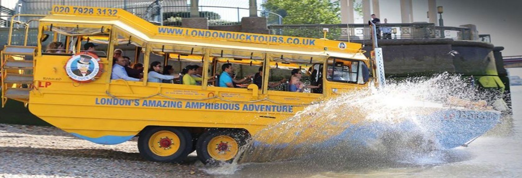 Explore as ruas de Londres em um ônibus amarelo e veja os lugares mais famosos da capital, incluindo o Buckingham Palace e Downing Street. O ônibus então se transforma em um barco e leva você a uma aventura de 60 minutos no Tâmisa.