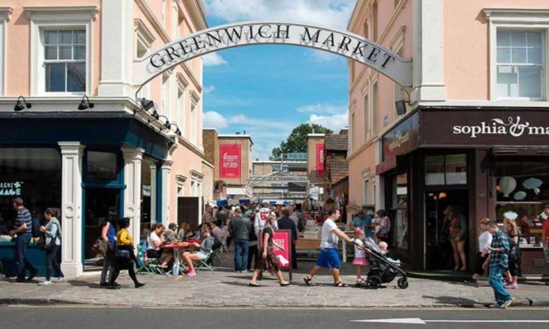 O Mercado de Greenwich está localizado no centro de Greenwich. Este mercado está presente em cada lista dos 10 melhores mercados de Londres e isso se deve principalmente à grande variedade de barracas de mercado com arte, produtos artesanais, jóias e barro, entre outras coisas