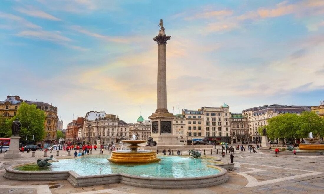Se você visitar Trafalgar Square seu olho cai quase que diretamente sobre a enorme coluna no meio da praça. Esta coluna de 46 metros de altura é a Coluna de Nelson e foi construída em homenagem ao Almirante Nelson
