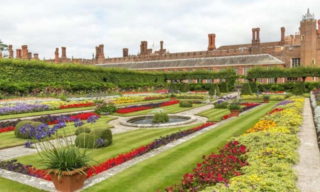 Ao redor do palácio estão os belos jardins do Hampton Court Gardens. Estes jardins cobrem cerca de 26 hectares e consistem em um belo parque com mais de 200.000 lâmpadas, 40.000 plantas e várias fontes impressionantes