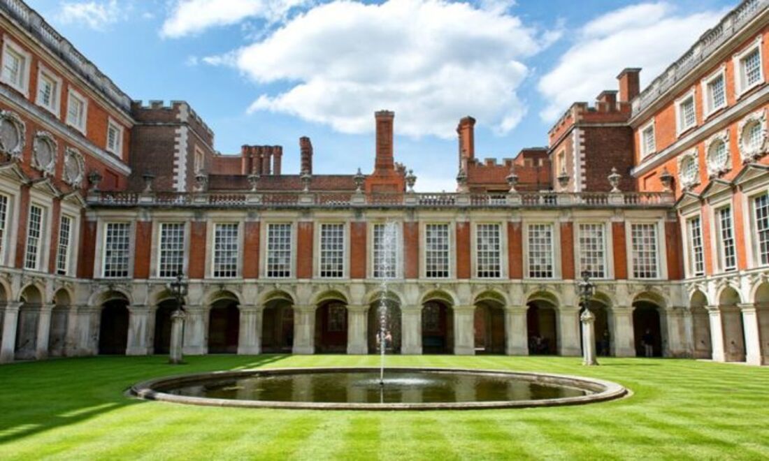É possível visitar o Palácio de Hampton Court mediante o pagamento de uma taxa. Durante uma visita ao palácio você pode ver a bela coleção de arte e os muitos trajes e visitar a Royal Chapel, as grandes cozinhas Tudor, o Grande Salão, os apartamentos Wolsey, os quartos do Rei Georgiano e os apartamentos da Queen