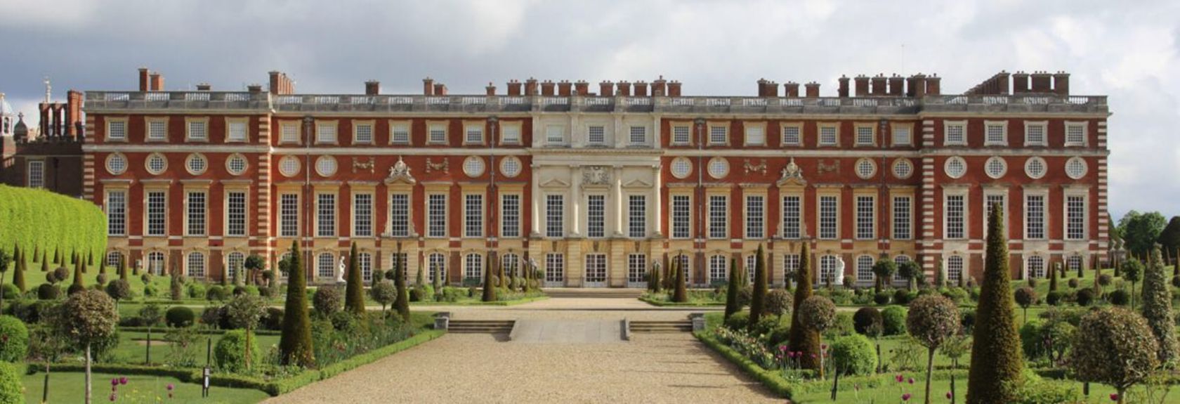 No sudoeste de Londres, na margem norte do Tamisa, está o maior castelo da Inglaterra, o Hampton Court Palace