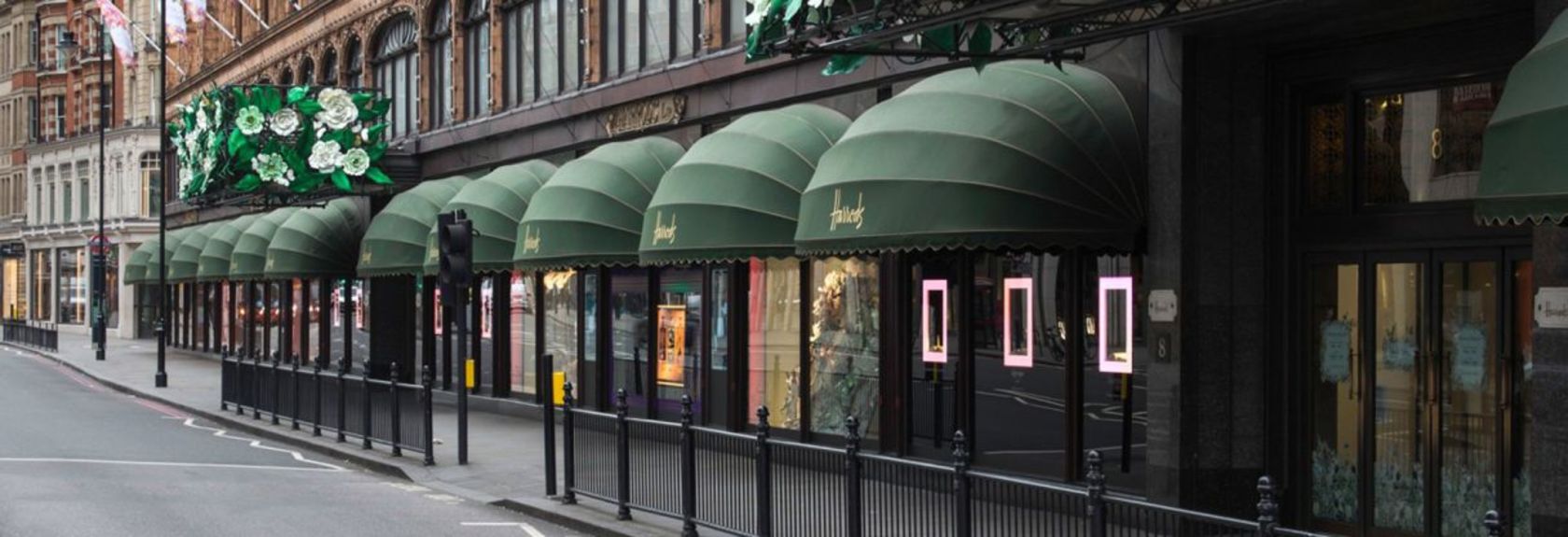 A loja de departamentos de luxo Harrods no distrito de Knightbridge é a mais famosa loja de departamentos de Londres e talvez a mais famosa do mundo. No total, a loja de luxo tem sete andares com uma área total de 4,5 hectares (cerca de 74 mil metros quadrados)