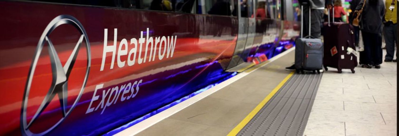 Você está voando para o London Heathrow Airport e gostaria de viajar rápida e facilmente para o centro de Londres? Então, os trens do Heathrow Express são a melhor escolha. Os trens partem a cada quarto de hora da estação no aeroporto e seguem sem parar para a estação de Paddington no centro de Londres. 