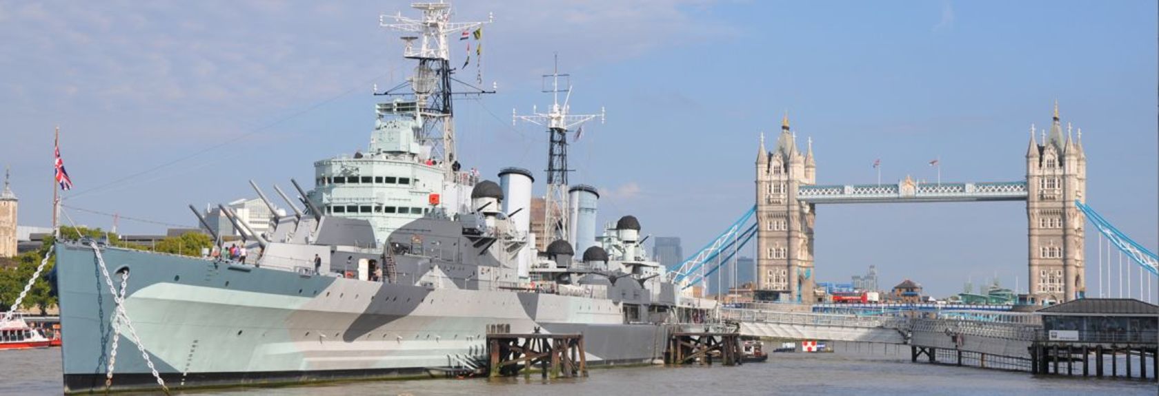 Se você caminhar ao longo do Tamisa no centro de Londres, você verá um gigantesco navio de guerra deitado na água, perto da Tower of London