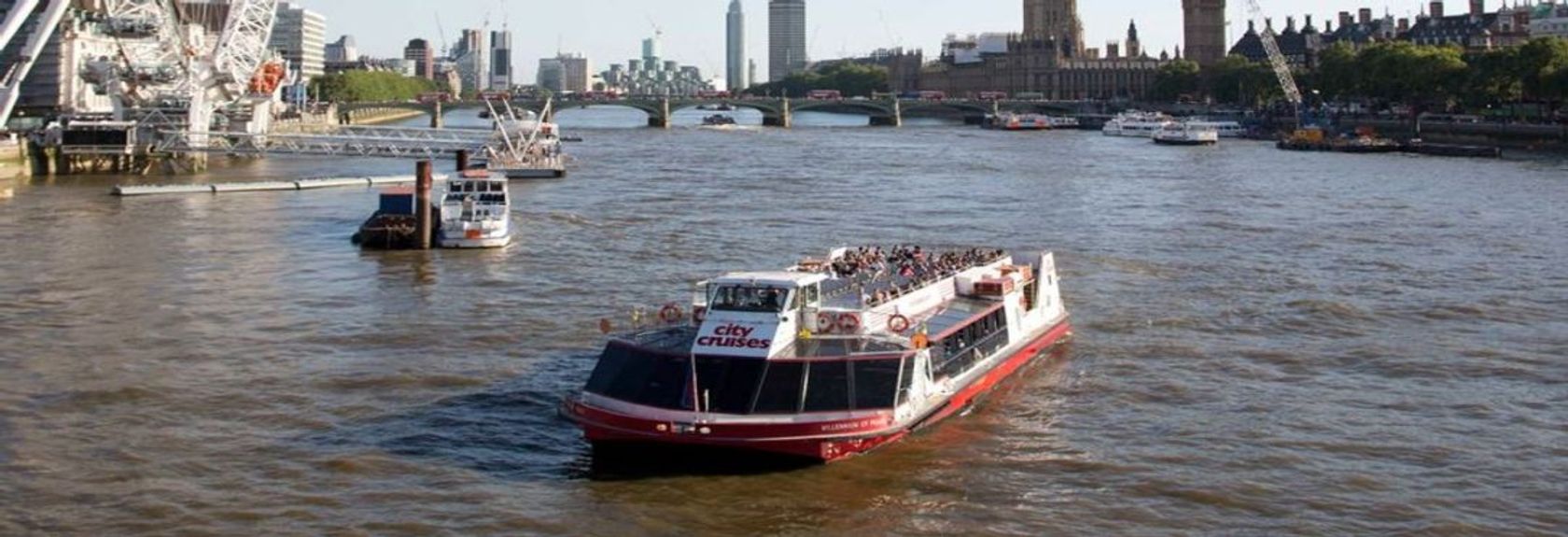 Descubra Londres da água durante este cruzeiro hop-on hop-off no rio Tâmisa. Durante o cruzeiro na água, você poderá ver os destaques mais famosos da cidade e o guia especializado lhe dirá tudo o que você precisa saber sobre Londres e seus pontos turísticos.
