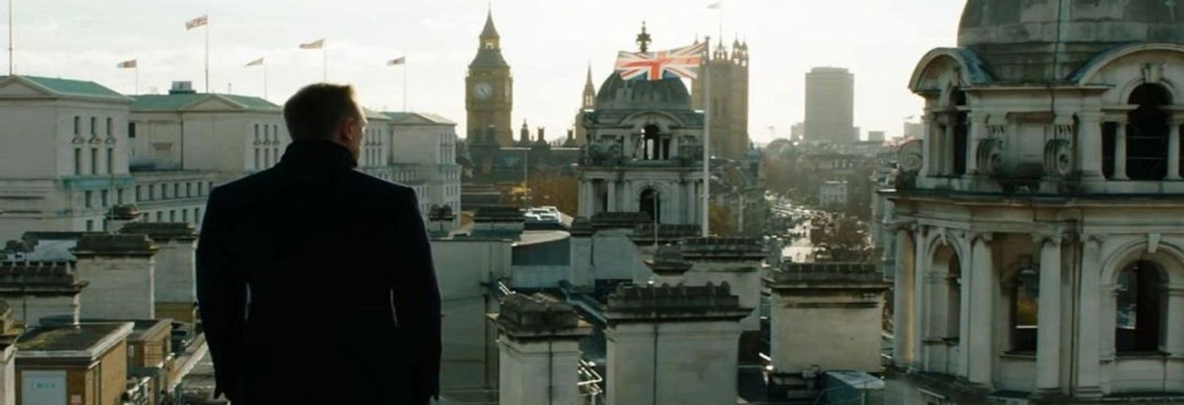 Você é louco pela série de filmes de James Bond e sempre quis ser o lendário agente secreto James Bond, mais conhecido como 007? Você pode fazer isso em Londres! Não há cidade no mundo tão ligada a James Bond como Londres. Em quase todos os filmes de James Bond podem ser vistas várias cenas em Londres, isto se deve principalmente ao fato de que a sede do serviço secreto está localizada em Londres e James Bond conhece seus últimos brinquedos, como seus carros esportivos Aston Martin e seus celulares.