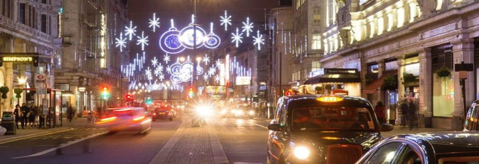 Descubra Londres na época mais bonita do ano e aproveite as espetaculares luzes de Natal em Londres durante esta Christmas lights Tour. Durante o tour por Londres, você pegará um histórico ônibus vermelho de dois andares com teto aberto no caminho pelo centro de Londres e verá as ruas iluminadas com luzes de Natal e ficará completamente imerso na atmosfera natalina. Você poderá ver as belas luzes da famosa Oxford Street, ver as exclusivas vitrines do Harrods passando e todas as outras ruas iluminadas e decorações de Natal no coração de Londres.