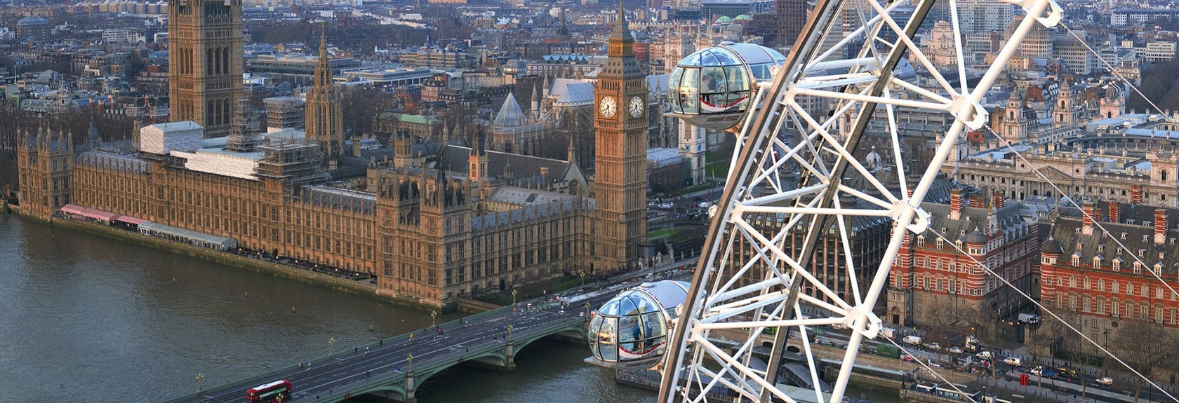 Na margem sul do Tamisa, em frente ao Westminster Palace e no centro de Londres está a famosa roda gigante The London Eye