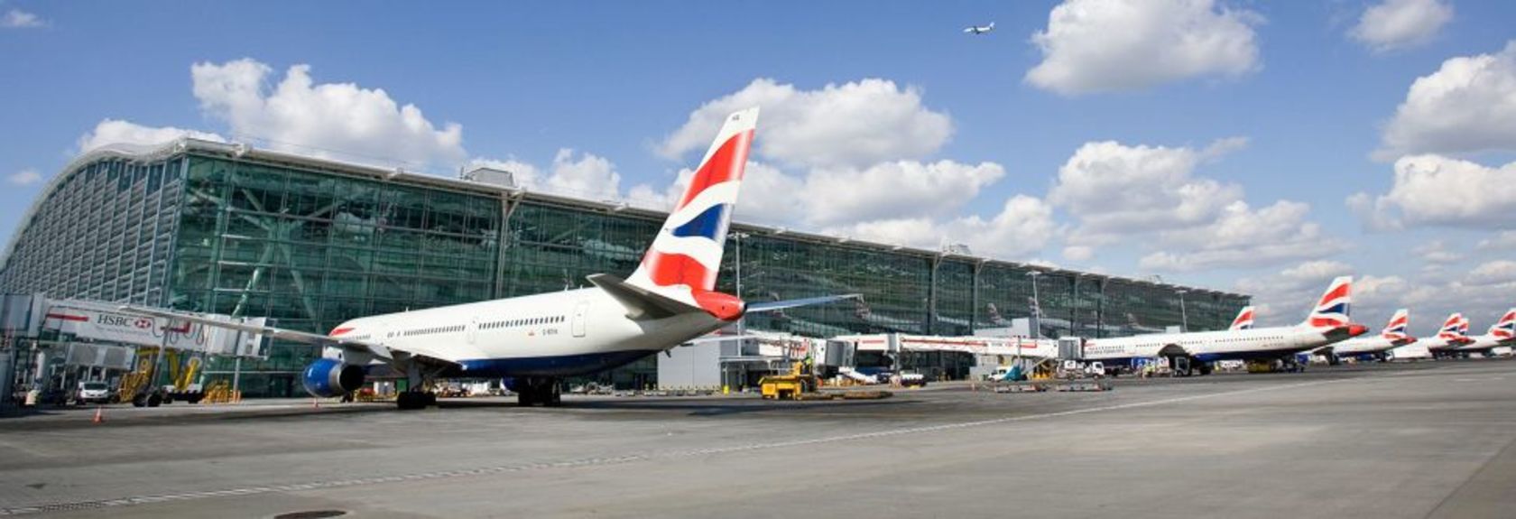O maior e mais conhecido aeroporto de Londres é o Aeroporto Internacional London Heathrow Airport. O aeroporto está localizado a oeste de Londres, a cerca de 27 quilômetros do centro da cidade.