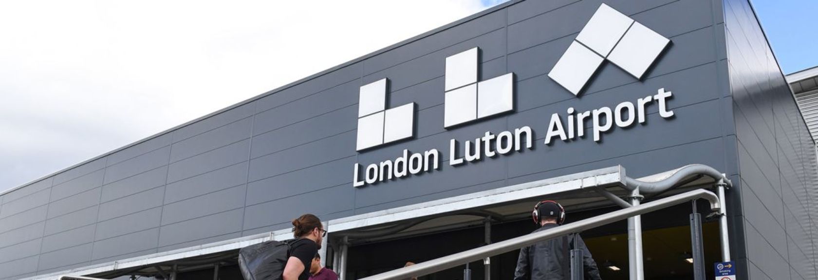 O aeroporto London Luton Airport (código IATA: LTN) é um dos seis aeroportos de Londres e está localizado 55 quilômetros a noroeste da cidade. O aeroporto está localizado próximo à cidade de Luton, da qual o aeroporto recebe seu nome. London Luton Airport é utilizado principalmente para vôos dentro da Europa. Os principais usuários do aeroporto são as companhias aéreas de baixo orçamento da Easyjet e Ryanair. Easyjet usa Luton Airport, por exemplo, como um hub onde os passageiros da companhia aérea podem se transferir para outros vôos Easyjet. Além dessas companhias aéreas, a British Airways, Vueling e Wizz Air também voam para Luton Airport.
