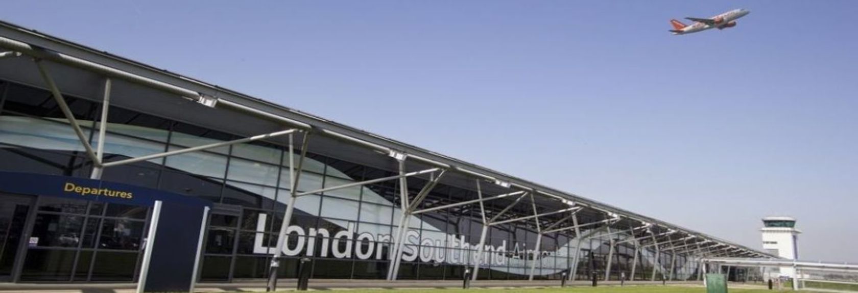 London Southend Airport está localizado no condado de Essex, ao norte de Southend-on-Sea and East London. O aeroporto é um dos seis aeroportos oficiais de Londres e acessível por estrada através da A127 Southend Arterial Road. O terminal do aeroporto fecha 45 minutos após o desembarque do último voo do dia e abre novamente às 04.00.