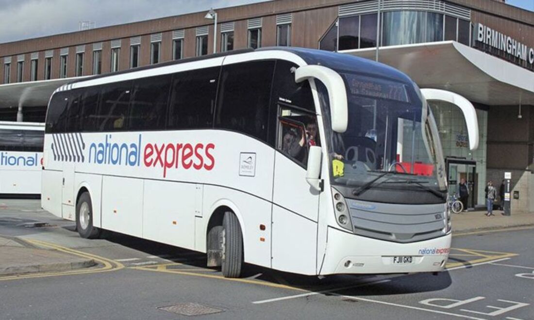 A maneira mais fácil e mais barata de viajar do London Stansted Airport até o centro de Londres é de ônibus. Há várias empresas de ônibus presentes no London Stansted Airport que podem levá-lo até o centro de Londres.