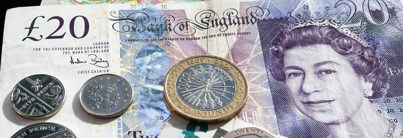 A moeda oficial do Reino Unido é a Libra, abreviada para GBP ou £. A Libra também é chamada de Libra Britânica ou Libra Inglesa, mas oficialmente a Libra Britânica é chamada de Libra Esterlina. Entretanto, este nome é muito raro, em linguagem popular é simplesmente referido como a libra quando se fala sobre a moeda.