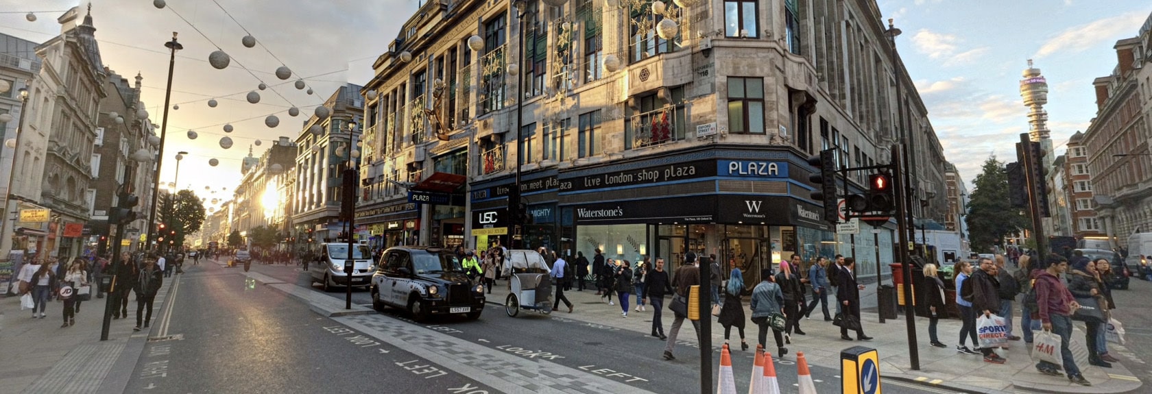 Oxford Street é a rua comercial mais movimentada e famosa de Londres e é um verdadeiro paraíso para os entusiastas das compras. A rua comercial está localizada no distrito de Westminster e vai de Marble Arch na esquina do famoso Hyde Park, via Oxford Circus, onde atravessa a popular rua comercial Regent Street até o cruzamento de Charing Cross Road e Tottenham Court Road.