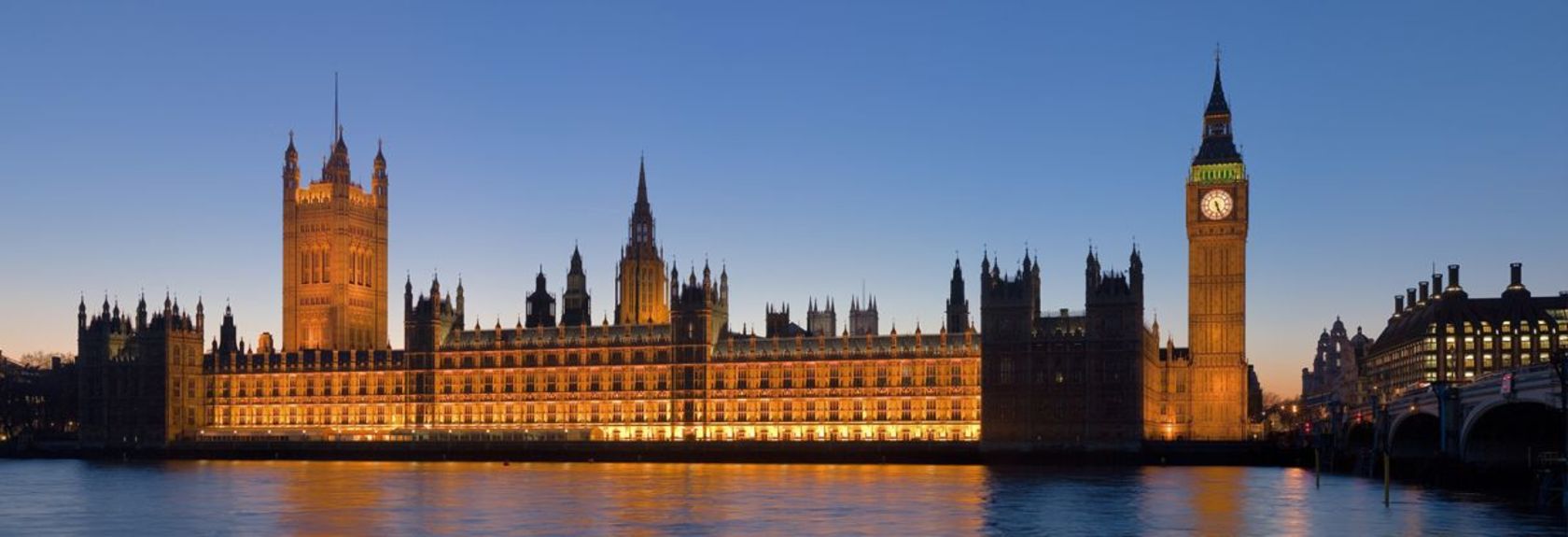 Nas margens do Tamisa fica o Palace of Westminster, também conhecido como as Houses of Parlament. O impressionante edifício neo-gótico no centro da cidade é a sede do Parlamento Britânico e é composto pela House of Commons e pela House of Lords.