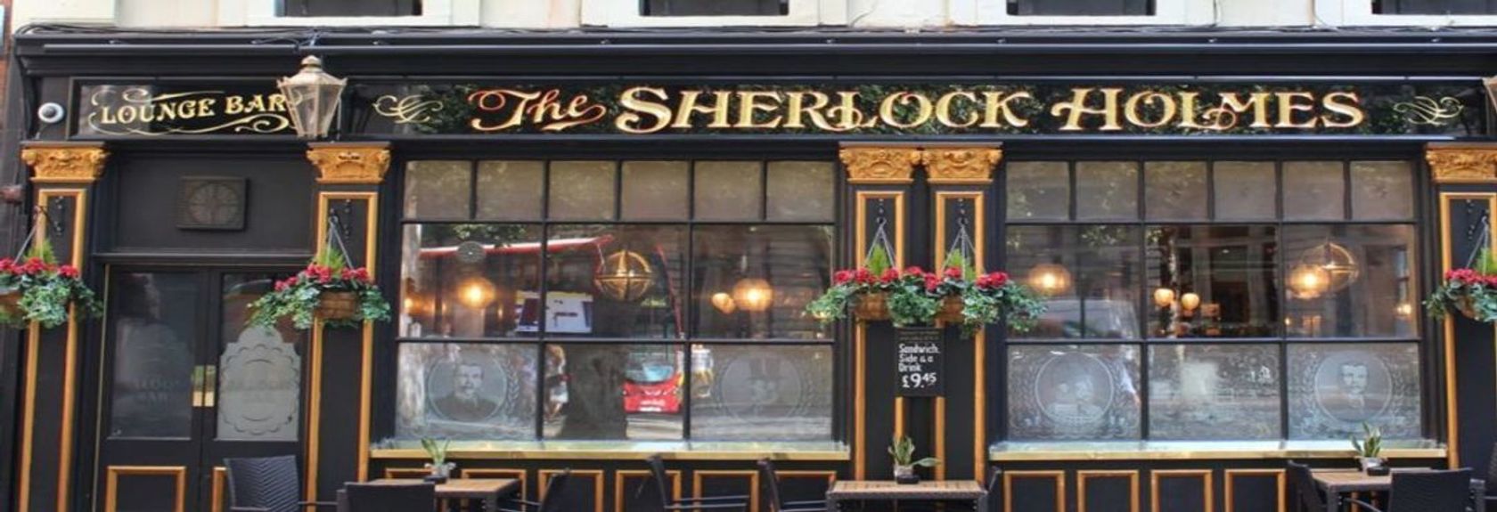 É um grande fã da série de detectives do Sherlock Holmes? Então você é bom em Londres! Muitas das aventuras de Sherlock têm lugar na capital britânica e há inúmeros locais na cidade que podem ser encontrados nos quatro romances, 56 histórias, filmes e na série de TV sobre Sherlock Holmes.