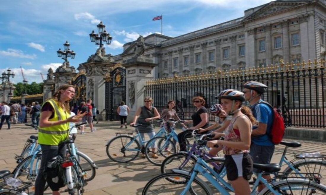 Em Londres, você pode escolher entre vários passeios de ciclismo. Para aqueles que querem ver rapidamente os destaques, há o Highlight Bike Tour e você também tem uma escolha dos segredos do tour de Londres ou do West End Bike Tour. Veja a visão completa dos passeios de bicicleta em Londres no site da Baja Bikes e GetYourGuide.