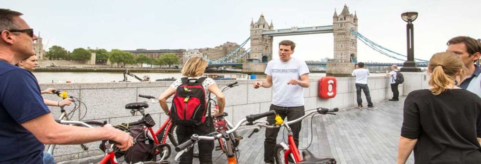Você gostaria de descobrir Londres de uma maneira diferente? Então pegue a bicicleta! Londres é a cidade ideal para descobrir de bicicleta e, graças à orientação que você receberá durante os passeios especiais de bicicleta por Londres, você realmente conhecerá sua cidade.Você também poderá ver lugares que só são conhecidos pelos moradores da cidade. Assim, você pode ter certeza de que não sabe nada sobre a capital inglesa! Regularmente durante os passeios haverá uma pequena parada para uma oportunidade fotográfica ou selfie em locais famosos por sua beleza, para que você possa capturar tudo para a frente de casa ou seu álbum de fotos.​
