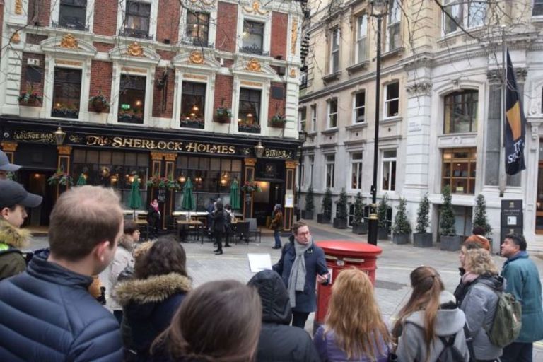 Como grande fã do detective britânico, pode fazer uma passeio a pé de duas horas por Londres, visitando locais famosos das histórias e vendo vários locais da bela série televisiva da BBC Sherlock e os dois filmes recentes de Sherlock Holmes estrelados por Robert Downey Jr..