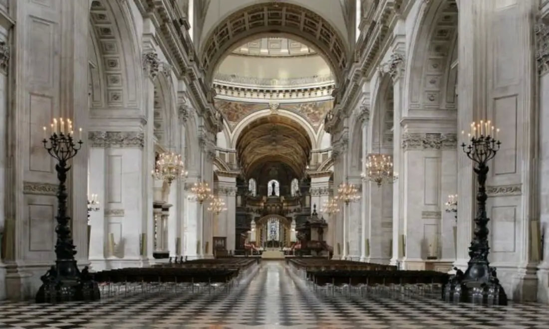 St Paul's Cathedral está localizada em Ludgate Hill, no centro de Londres e é facilmente acessível por metrô ou ônibus