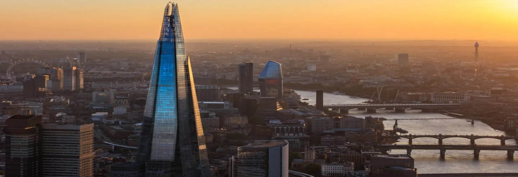 Nas margens do Tamisa, perto da London Tower Bridge fica The Shard, um impressionante edifício de vidro em forma de pirâmide. Com uma altura de 310 metros, The Shard é o edifício mais alto da Europa e, portanto, também o edifício mais alto de Londres.