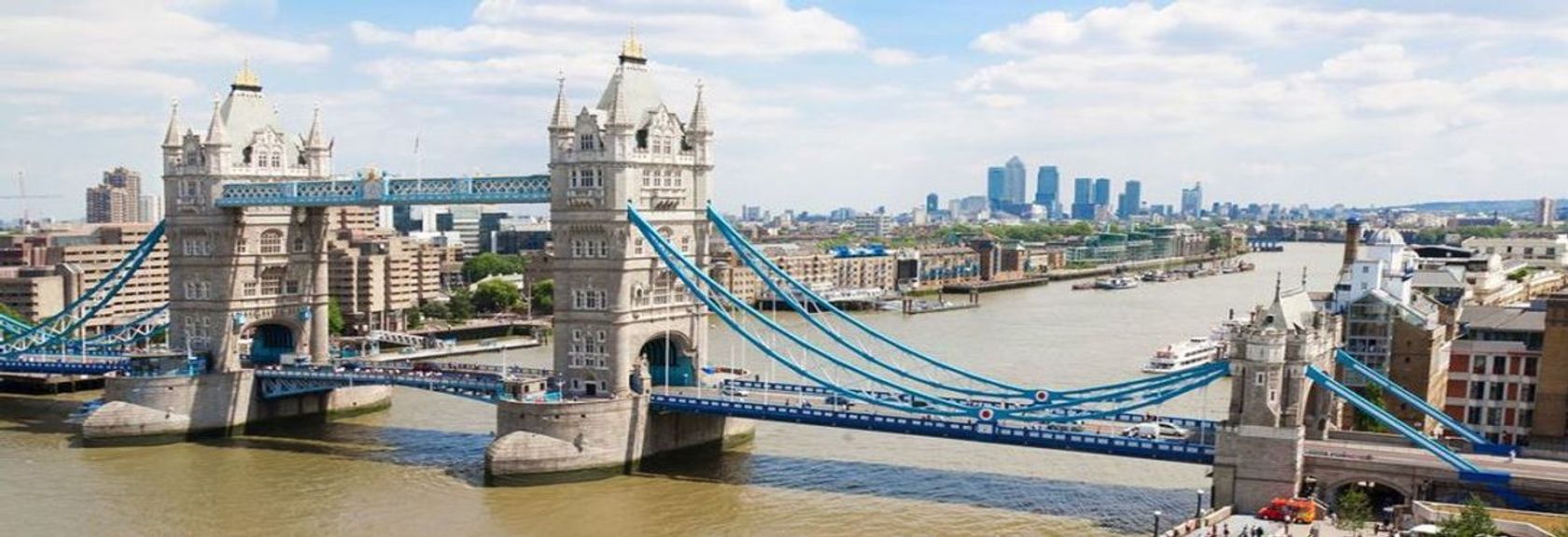 A ponte mais famosa de Londres é sem dúvida a Tower Bridge. Esta ponte vitoriana de 244 metros de comprimento sobre o Tamisa tem sido um elo muito importante entre as duas partes de Londres desde a sua construção em 1894 e hoje cerca de 40.000 pessoas passam pela ponte todos os dias. A ponte pode ser aberta, mas as pessoas tentam evitar isso o máximo possível. A ponte abre cerca de 900 vezes por ano.