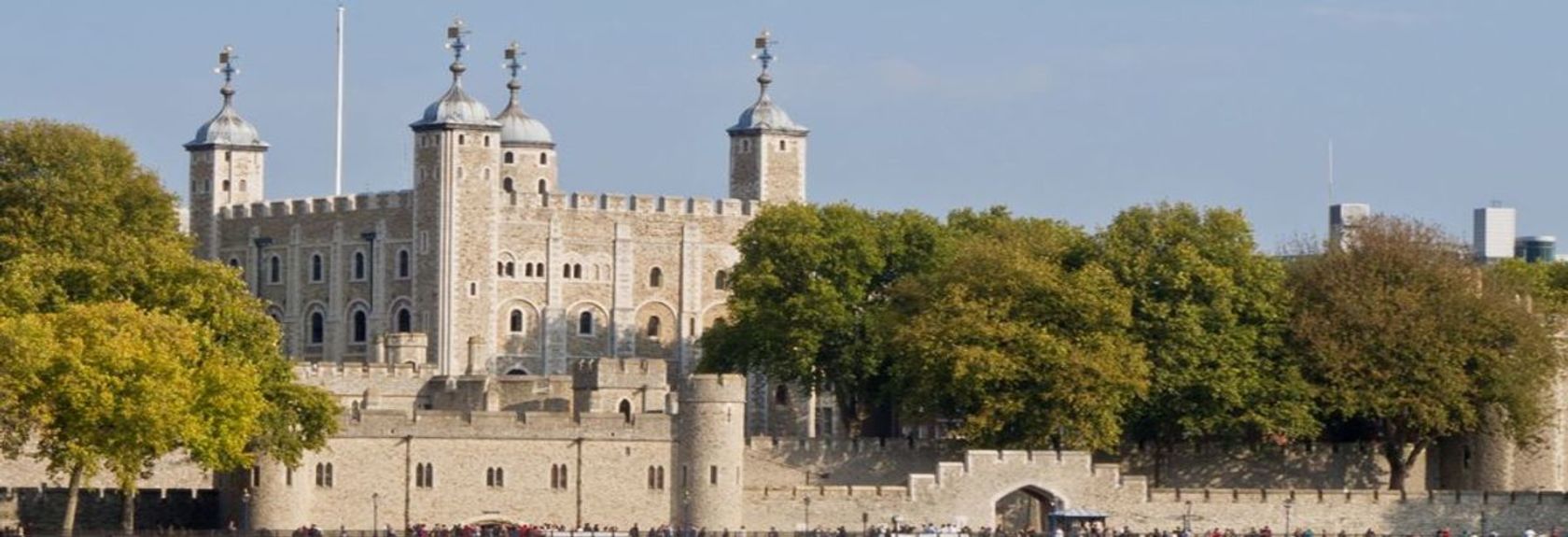 Tower of London - o lugar onde tudo isso acontece. Foi aqui que culminou a intriga política, onde outrora ocorreram decapitações sangrentas e também o lugar que ainda hoje abriga uma inestimável coleção de jóias da coroa.