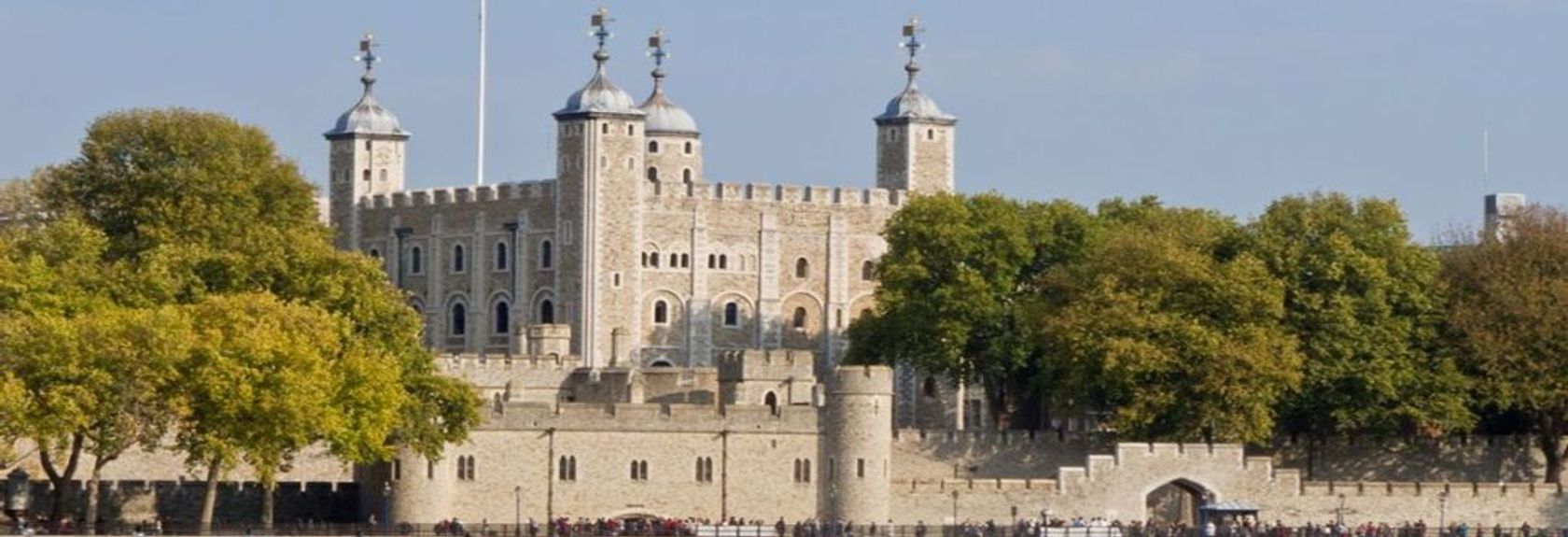A Tower of London é o local histórico mais importante de Londres e também um dos edifícios mais antigos da cidade. Hoje em dia a Tower of London é um museu que é famoso principalmente pelas jóias da coroa da família real britânica que podem ser vistas lá