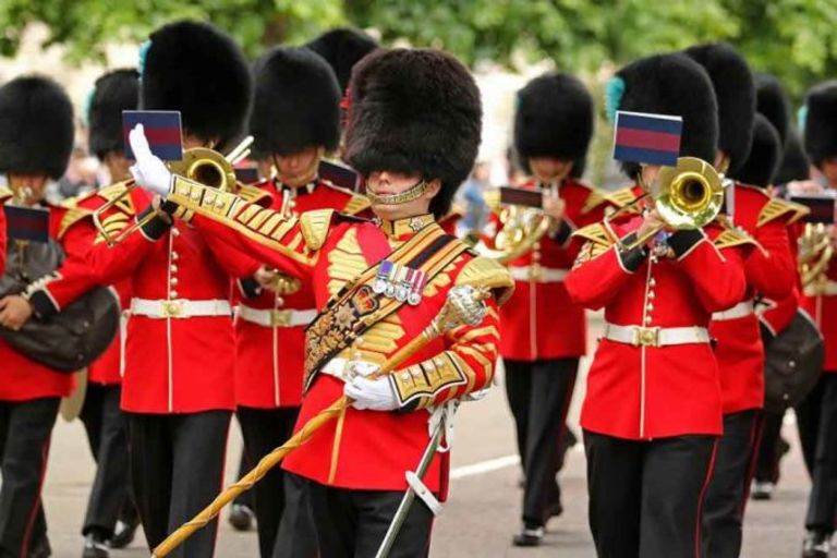A troca da guarda em Londres existe desde 1660 e após todos esses anos ainda é uma tradição que se mantém viva. Durante a cerimônia, o capitão da velha guarda cerimoniosamente entrega as chaves do Buckingham Palace ao capitão que assume a nova guarda.