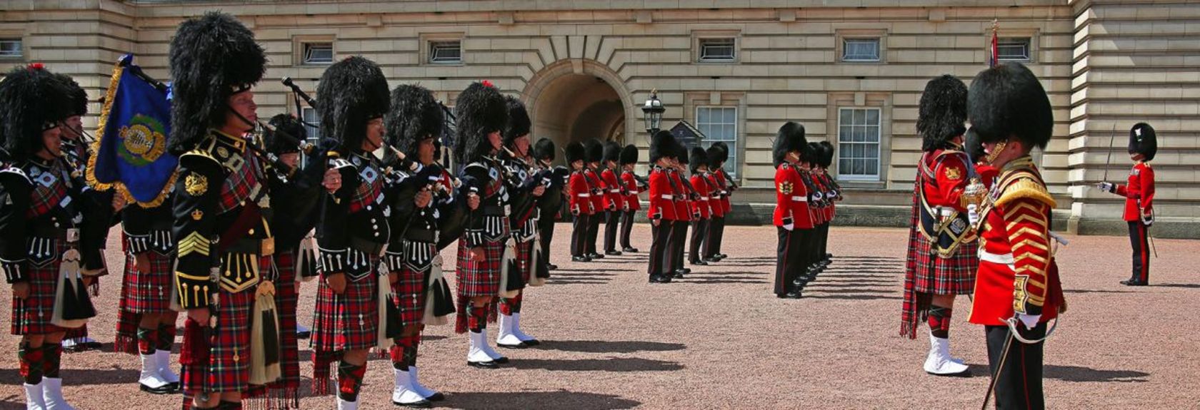 Durante todo o ano, a Queen’s Guard no Buckingham Palace é aliviada às 11:00 horas às segundas, quartas, sextas e domingos durante a 