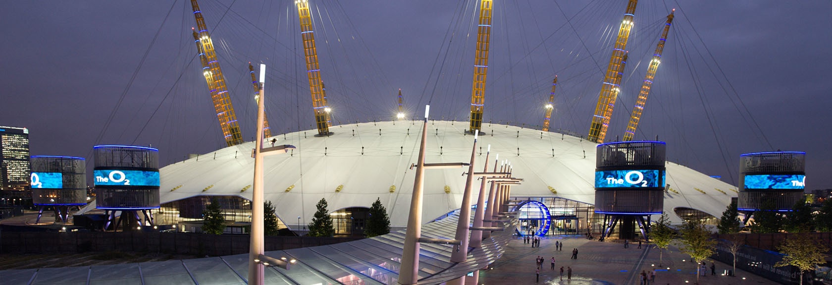 Descubra Londres de uma forma única do telhado da famosa O2 Arena durante a Up at the O2 escalada. Durante os 90 minutos de caminhada até o telhado da O2 Arena você verá um lado único de Londres