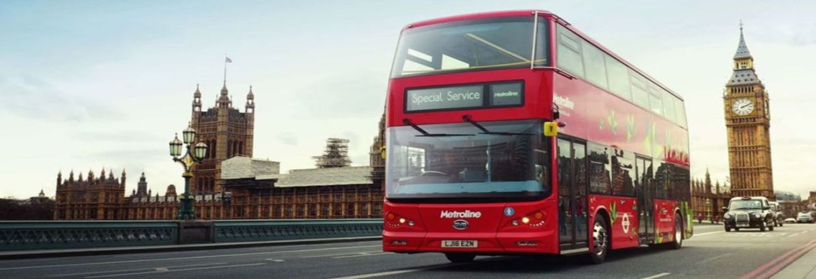 Se você quer fazer uma viagem para Londres e está procurando transporte para a capital inglesa, você vai procurar rapidamente por passagens de avião ou de trem para Londres. Mas há uma maneira de viajar para Londres que muitas pessoas esquecem, e que é de ônibus. A maior vantagem da viagem de ônibus para Londres é o preço. Com alguns fornecedores como o FlixBus você pode viajar para Londres de ônibus a partir de 34 euros, 206 reais de ida. Uma viagem de ônibus para Londres não só é mais vantajosa em comparação com o avião ou trem, como também é uma forma confortável de viajar, pois as viagens são feitas com ônibus confortáveis.