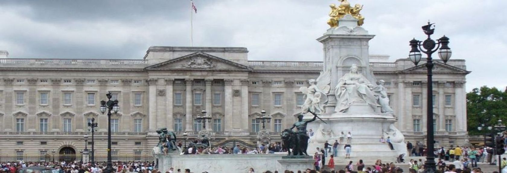 Visite a Rainha da Inglaterra e visite o impressionante Buckingham Palace no coração de Londres. Buckingham Palace foi construído em 1703 para John Sheffield, Duque de Buckingham. Em 1762 o Rei Jorge III comprou o enorme edifício e desde 1837 serve de residência para a família real, o primeiro monarca a ocupar permanentemente o palácio foi a Rainha Vitória. Buckingham Palace foi reconstruído várias vezes ao longo dos anos e compreende um total de cerca de 775 quartos e 78 banheiros espalhados por uma área de nada menos que 77.000 metros quadrados. A fachada do palácio não tem menos de 108 metros de largura e o edifício tem 120 metros de profundidade e 24 metros de altura. O palácio tem 1514 portas e 760 janelas que são limpas a cada seis semanas. O palácio também possui um jardim real com uma área de 40 hectares.