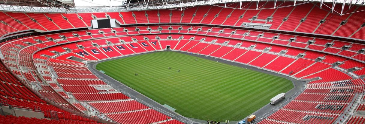 Descubra a rica história de Londres Wembley Stadium em um tour pelos bastidores. Durante esta premiada visita ao estádio, você será guiado pelas melhores partes do estádio, incluindo os vestiários onde as equipes sempre se preparam para a partida
